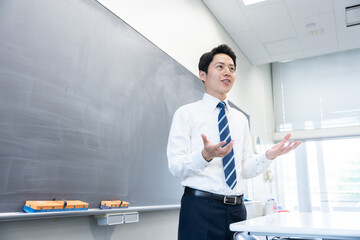 教室で授業する教師