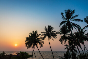 Fototapeta na wymiar beautiful sunset on the sea beach