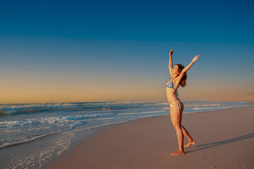 Fototapeta na wymiar Beautiful woman in bikini at the beach