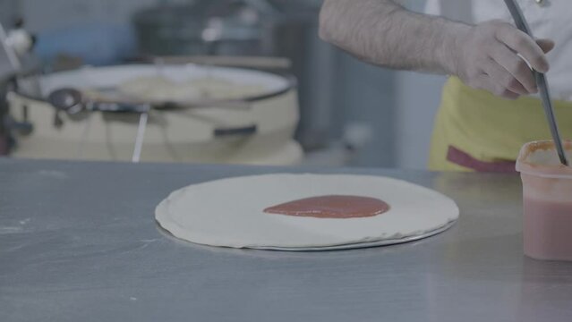 salsa di pomodoro per la preparazione di una pizza in un forno 