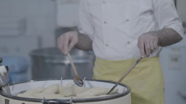 panzerotti fritti in un grosso pentolone con olio bollente