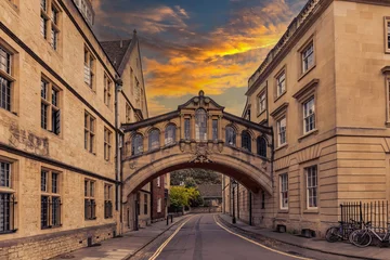 Papier Peint photo Pont des Soupirs The Bridge of Sighs or Hertford Bridge at sunset, is between Hertford College university buildings in New College Lane street, in Oxford, Oxfordshire, England