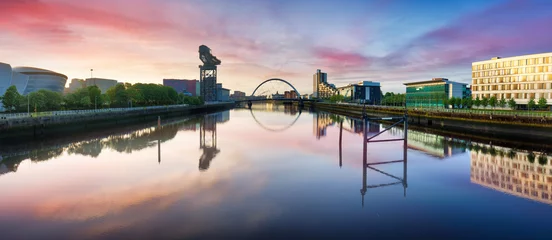 Gordijnen Scotland - Glasgow panorama skyline with Clyde Arc over The River Clyde © TTstudio