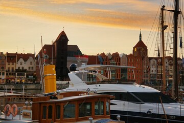 gdasnk al atardecer desde el rio