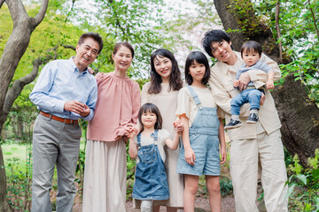 笑顔で楽しく暮らす3世代ファミリー