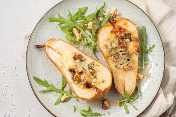 Pear baked with blue cheese, honey and walnuts with arugula salad