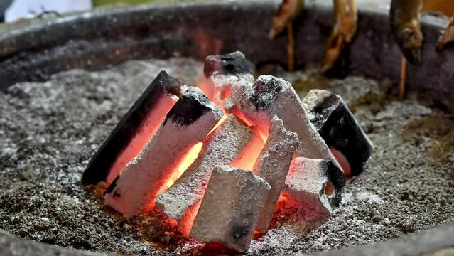 囲炉裏で灯る炭火