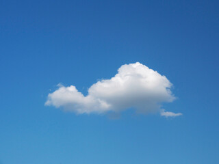 Einzelne Wolke vor einem blauen Himmel