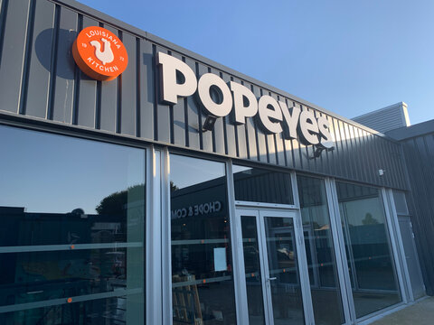 Devanture d'un restaurant Popeyes en France, &agrave; Brest