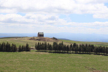 Obraz premium Maison perdu au Col de la Geneste, Picherande