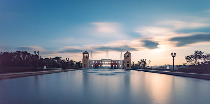 Fotografia de um lago, parque Tangua em Curitiba no por do sol em tons azuis e amarelos. 