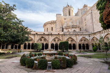 Obraz premium Cathedral of Tarragona in Catalonia from the patio of the monastery
