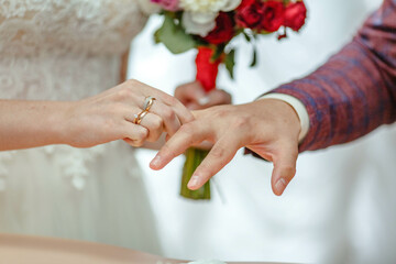 Obraz na płótnie Canvas wedding rings of the bride and groom on their hands