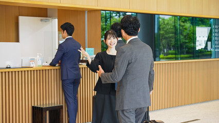 フロントで案内を受ける旅行客