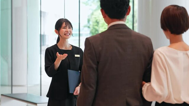 カップルを案内する女性案内員