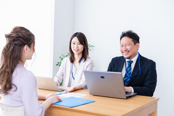 クライアントとのミーティングをするビジネスパーソン