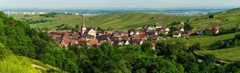 Le village Niedermorschwihr : un trésor caché de l'Alsace, son église pittoresque au clocher...
