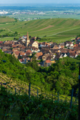 Fototapeta na wymiar Le village Niedermorschwihr : un trésor caché de l'Alsace, son église pittoresque au clocher vrillé, CeA, Alsace, Grand Est, France