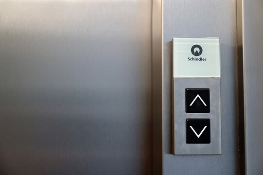 Boutons d'appel d'un ascenseur de la marque Schindler en gros plan