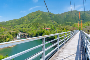 須木の滝（ままこ滝）とすきむらんど大つり橋の風景