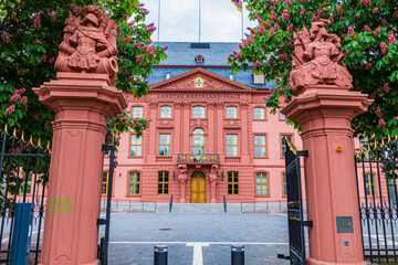 Eingang zum Landtag Rheinland-Pfalz in Mainz - obrazy, fototapety, plakaty
