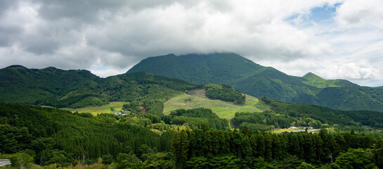 梅雨入りしたばかりで山頂が雲に隠れる由布院の由布岳。Yufudake in Yufuin, where the peak is hidden in the clouds just after the beginning of the rainy season.