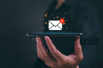 New email notification concept for business e-mail communication and digital marketing. Businessman holding mobile and inbox receiving electronic message alert. Internet technology. - obrazy, fototapety, plakaty