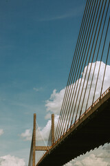 Ponte estaiada com céu azul e nuvens