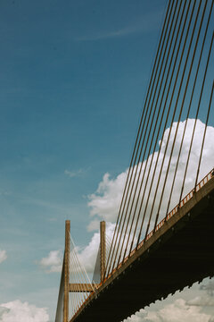 Ponte estaiada com c&eacute;u azul e nuvens
