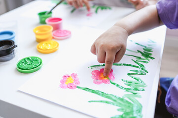 Naklejka premium Finger painting. Close-up. Fingers of children's hands in bright paint. Early development. Hobby