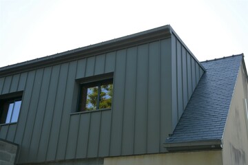 Surélévation maison - Bardage de façade en zinc - Toiture en ardoises	