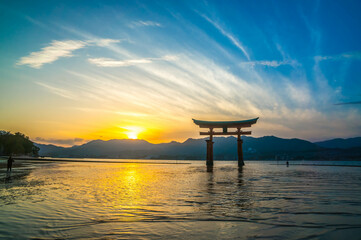 広島 夏の宮島に沈む美しい夕日と厳島神社の大鳥居