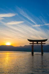 Tuinposter 広島 夏の宮島に沈む美しい夕日と厳島神社の大鳥居 © ryo96c