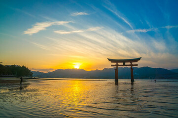 広島 夏の宮島に沈む美しい夕日と厳島神社の大鳥居