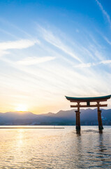 Fototapeta premium 広島 夏の宮島に沈む美しい夕日と厳島神社の大鳥居