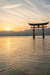 広島 夏の宮島に沈む美しい夕日と厳島神社の大鳥居
