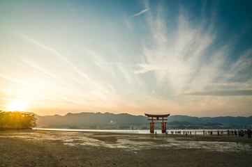 広島 夏の宮島に沈む美しい夕日と厳島神社の大鳥居