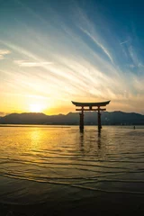 Poster 広島 夏の宮島に沈む美しい夕日と厳島神社の大鳥居 © ryo96c