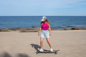 chica longboard sakate playa