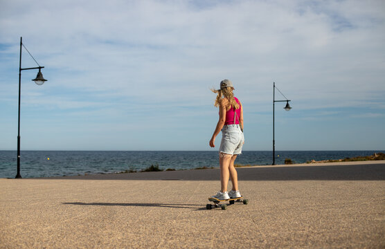 chica longboard sakate playa