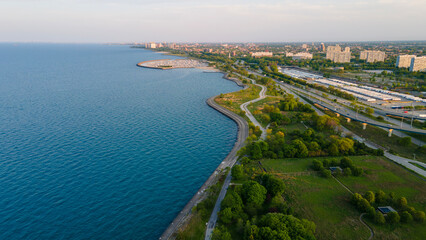 Obraz premium aerial drone view of Chicago metropolis from the lake during sunset. the beautiful skyscraper showcases of the wonders of the city architecture. related to business finance and travel 