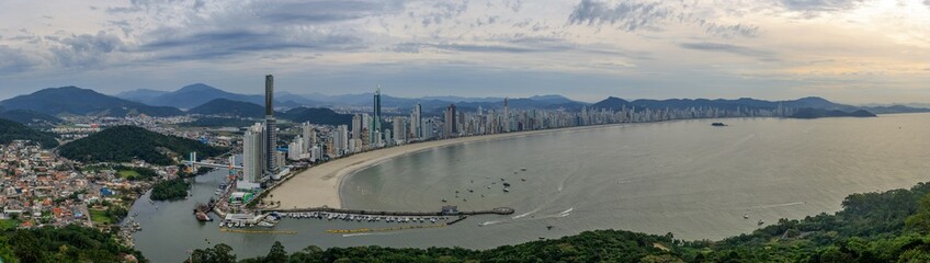 view of the Balne&aacute;rio Cambori&uacute; beach 