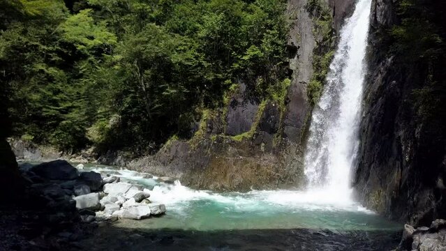 岐阜県中津川市、付知川の上流、高樽の滝。