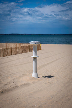 douches sur une plage d&eacute;serte