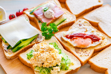 サンドイッチの具材をパンにのせる