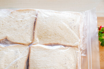 冷凍用保存袋にいれて凍らすサンドイッチ