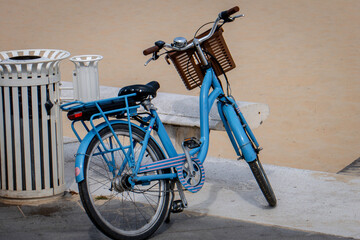 bicyclette bleue en bord de plage - obrazy, fototapety, plakaty