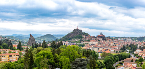 Fototapeta na wymiar Panorama sur le Puy-en-Velay, depuis l'esplanade de la Statue monumentale de Saint-Joseph-de-Bon-Espoir à Espaly-Saint-Marcel