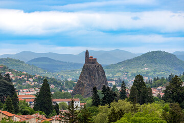 Fototapeta na wymiar Rocher et chapelle Saint-Michel D'Aiguilhe au Puy en Velay