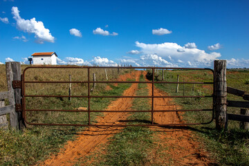 White house on rural property in the interior of the state of São Paulo, with sky and clouds in the background